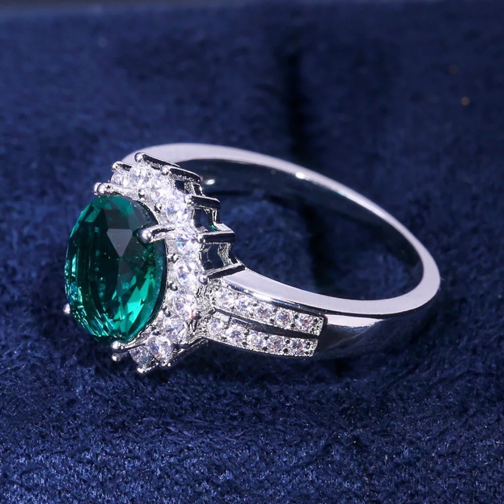 ✨Vintage Emerald Ring✨ - Picture 3 of 7